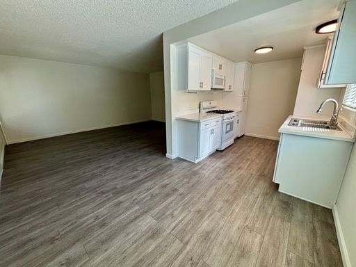 Coming Soon - Charming Spacious 2 Bedroom 1 bath in Glendale – photo 1