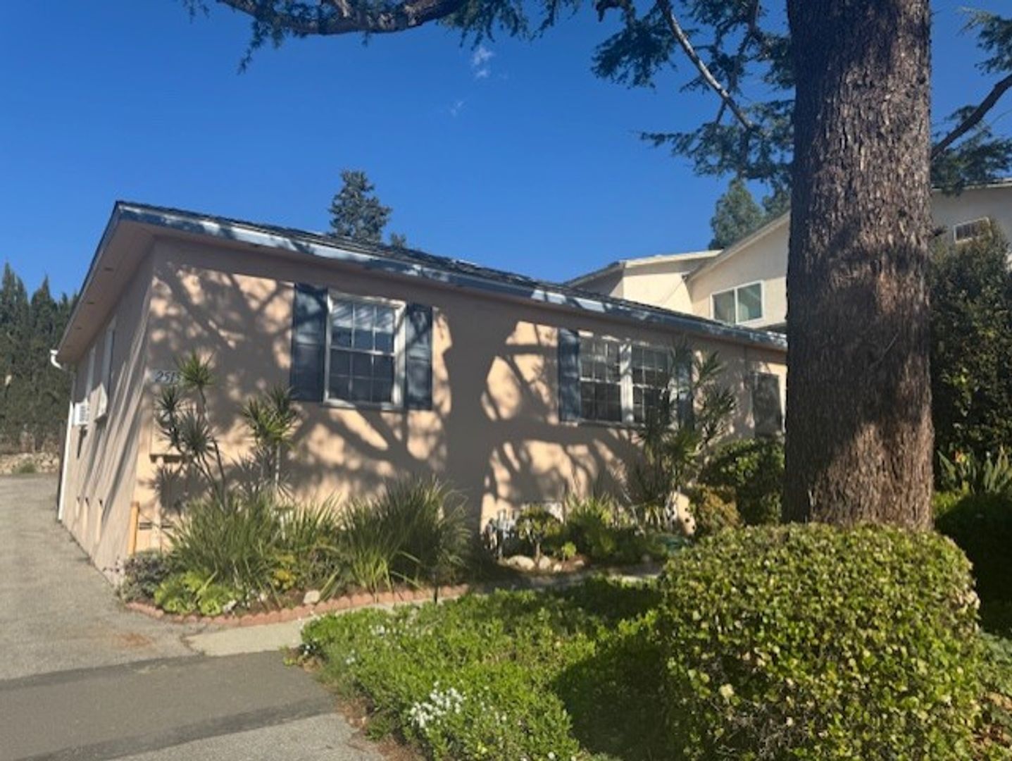 La Crescenta Apartment: 2511 Foothill Blvd