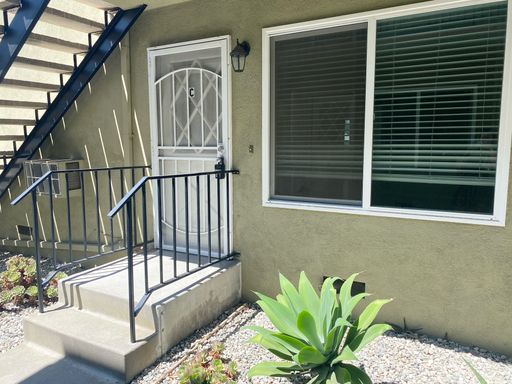 Spacious Downstairs 2 Bedroom1 Bathroom Unit Located in Glendale – photo 1