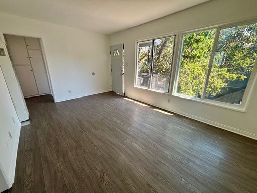 One Bedroom One bath in the city of San Fernando!