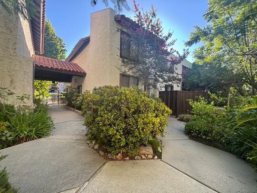 Beautiful Spacious Townhome in La Crescenta!! Great school district!!