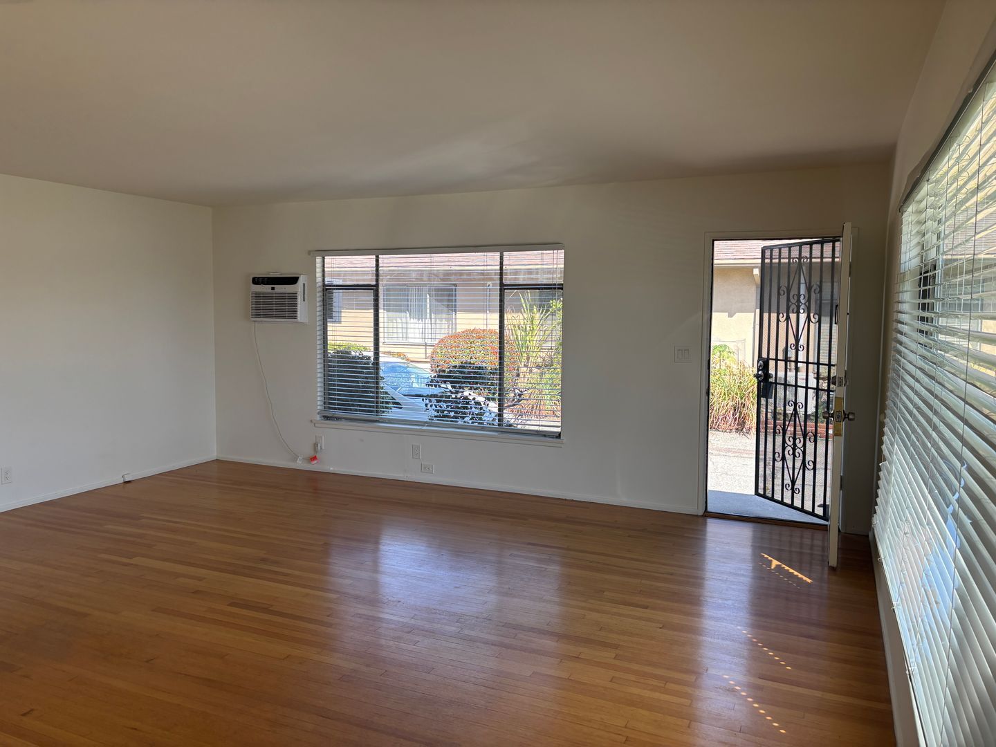 Arcadia Apartment: 215 S Baldwin Ave