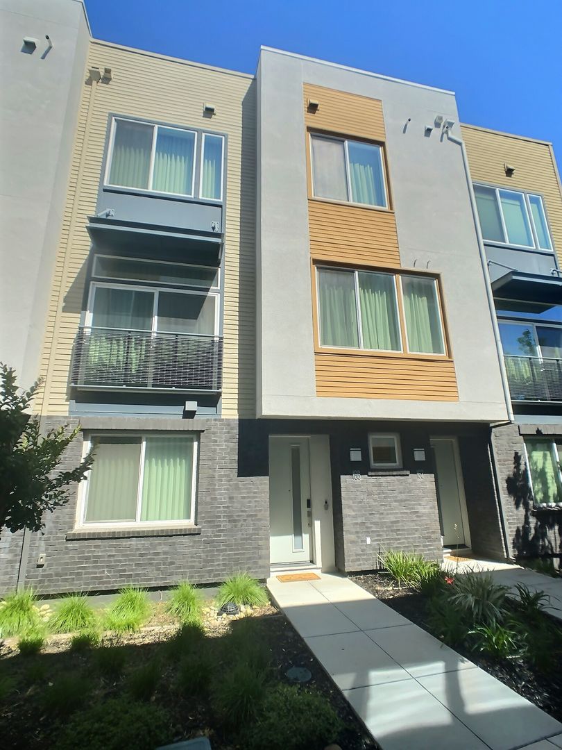 San Jose Townhome: 166 Nexus Loop