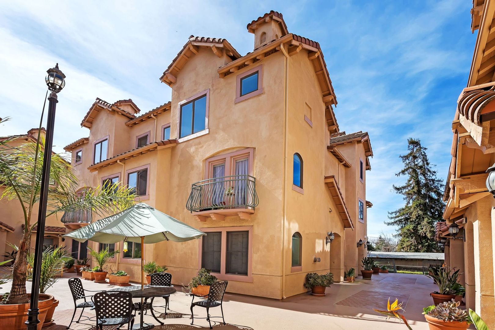 Mountain View House: 346 Bryant Street