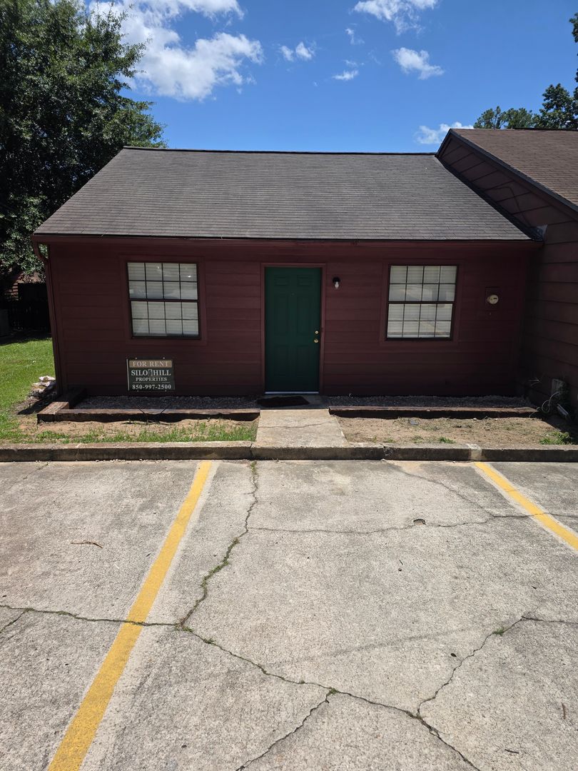 TALLAHASSEE Townhome: 2350 Hartsfield Way