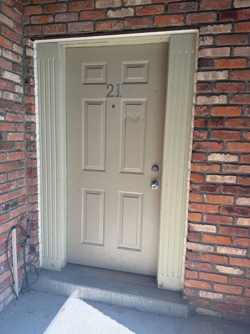 Royal Oak Apartment: 1105 N Stephenson Hwy