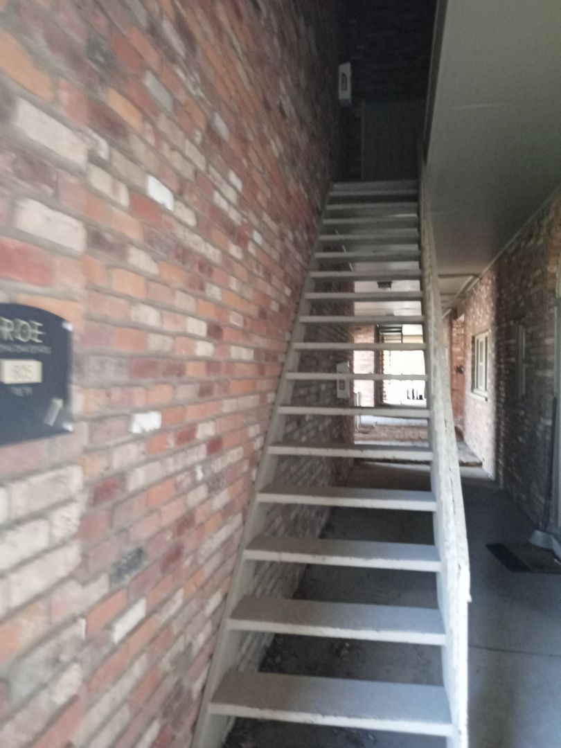 Royal Oak Apartment: 1105 N Stephenson Hwy