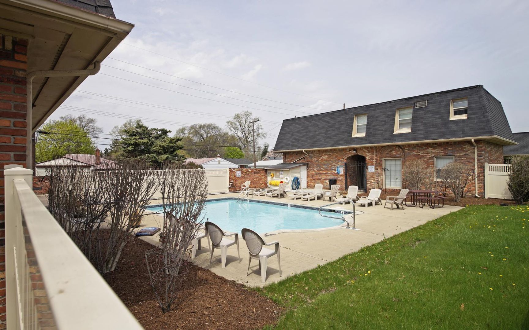 Royal Oak Apartment: 1105 N Stephenson Hwy