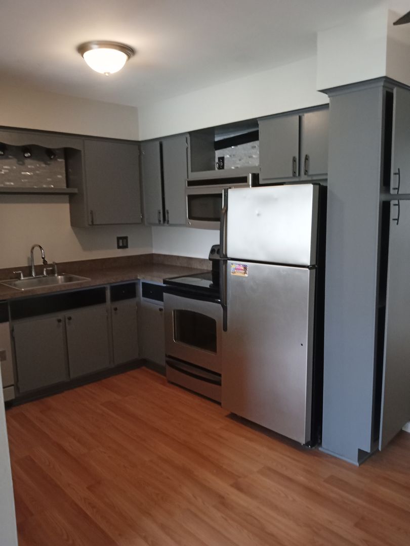 Royal Oak Apartment: 4905 Briarwood
