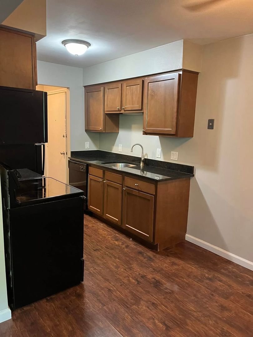 Mt.Clemens Apartment: 1 Valley Drive