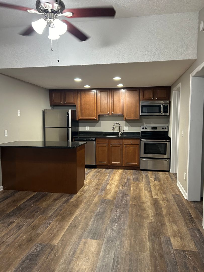 Westland Apartment: 110 Waterbury Ct