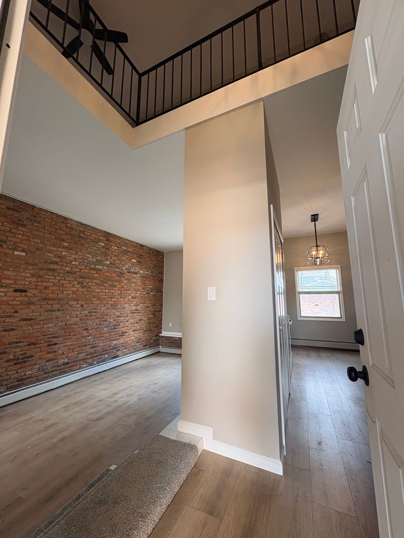 Royal Oak Apartment: 1105 N Stephenson Hwy