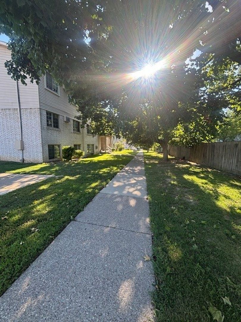 Mt.Clemens Apartment: 1 Valley Drive