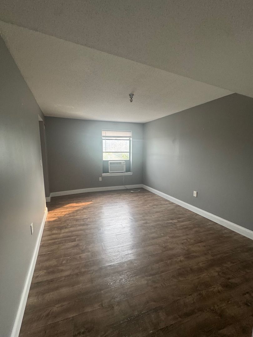 Springfield Apartment: 122 Chestnut St.