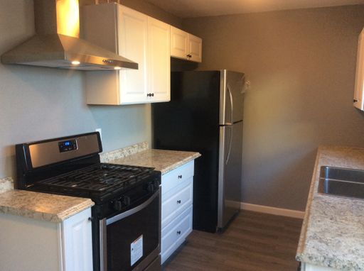 Cozy Remodeled Town House Style unit Water/Trash included