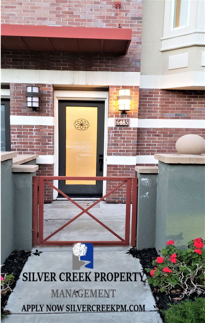 Dublin House: 6485 Bantry Bay St