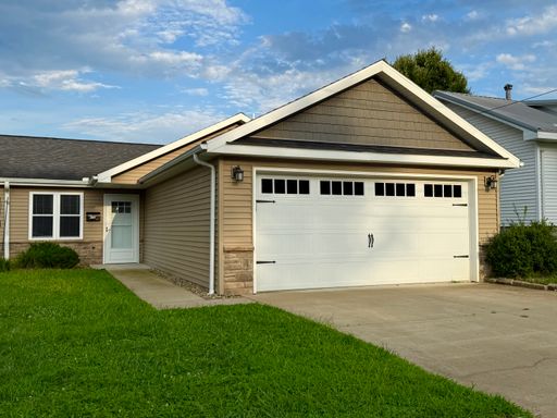 Newer Ground-Level Condo Conveniently Located in Belpre, OH!