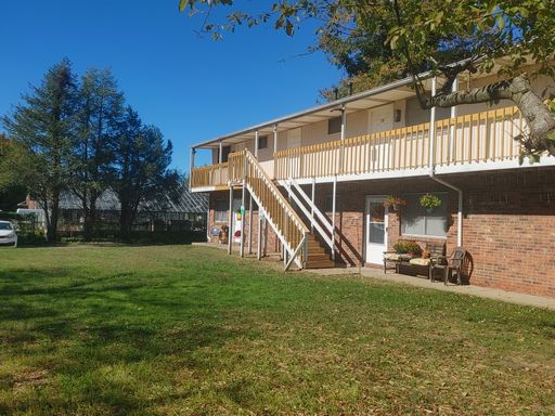 Spacious 2 Bedroom Apartment- Recently Renovated – photo 1