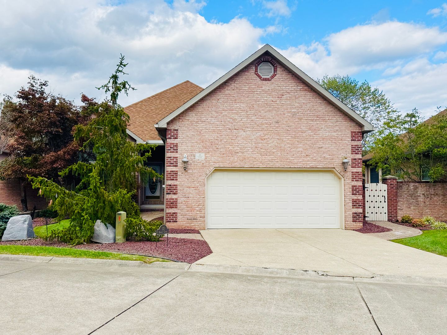 Parkersburg House: 13 Hamlet Close