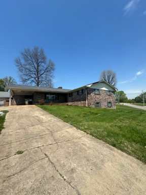 Scenic Mountain-View Home for Rent – Pet-Friendly, 4BR/2BA with Covered Patio and More