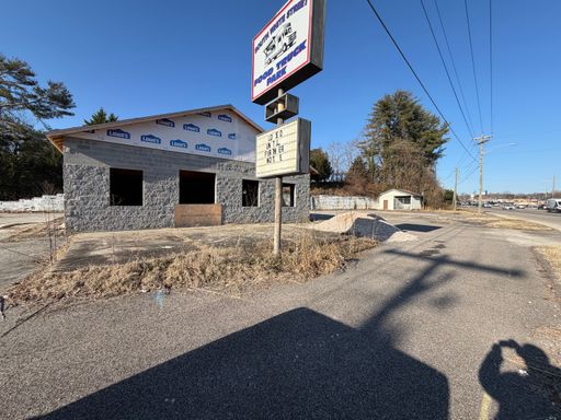 Commercial building for rent – photo 1