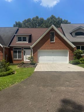 Beautiful 3BR/2.5BA Townhome with Garage & Screened Porch in Prime Location! – photo 1
