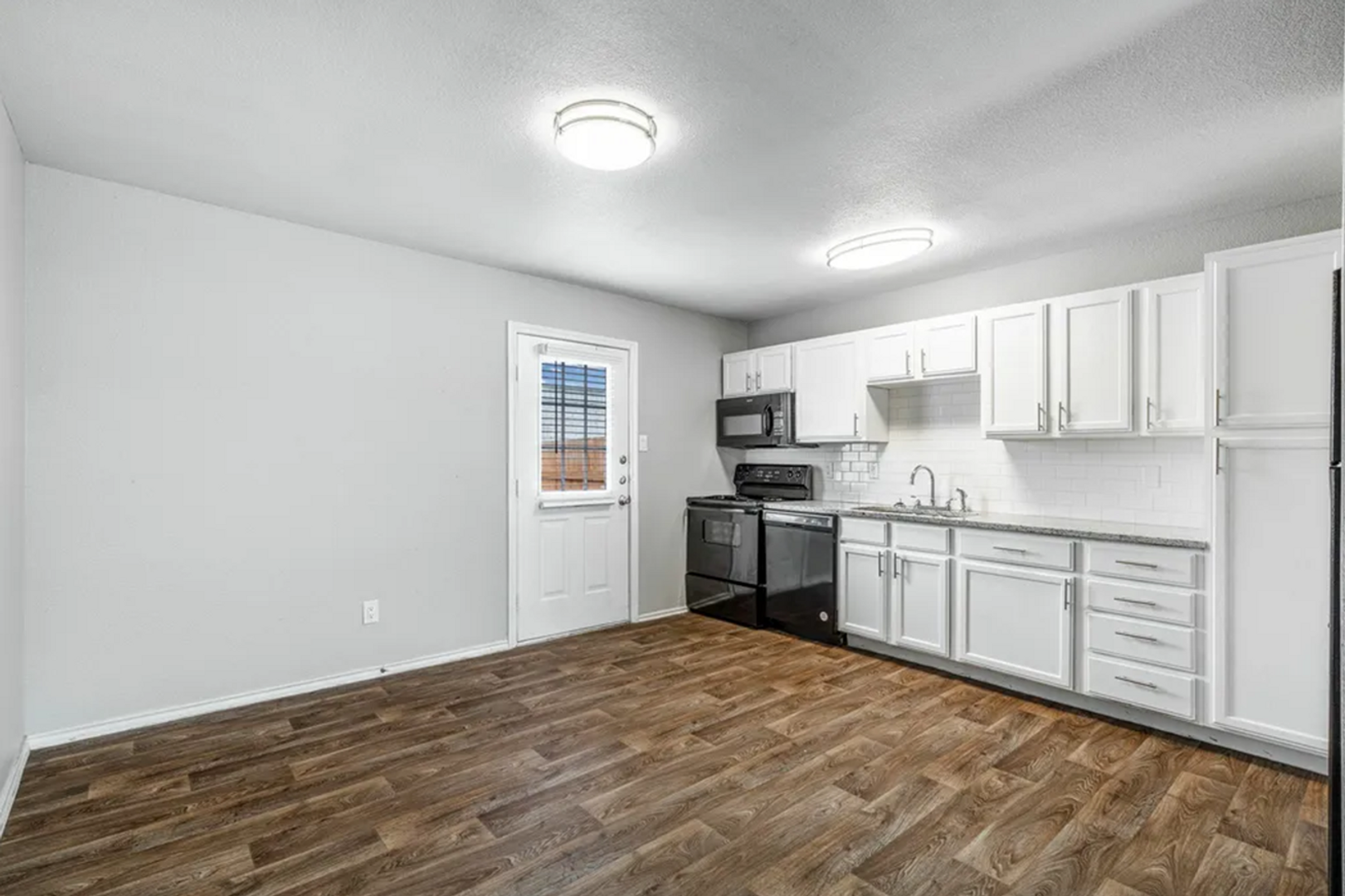 Mabank Apartment: 1432 S Dink St