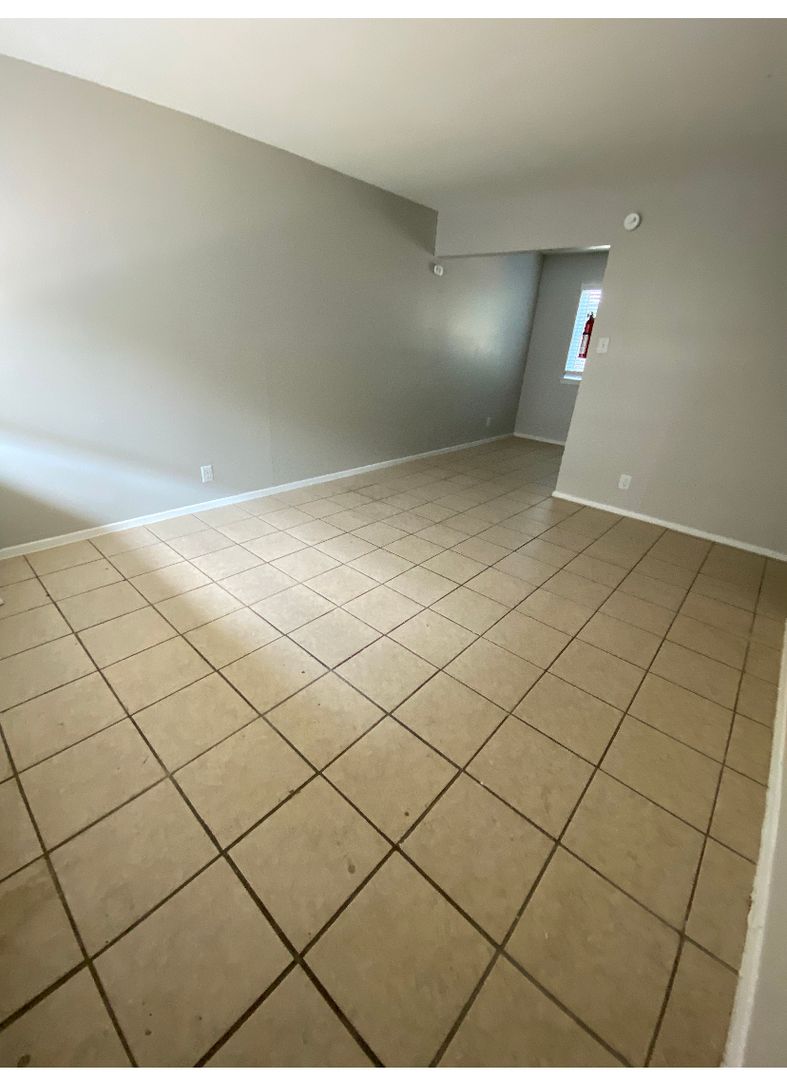 Dallas Apartment: 404 Andrews Ave