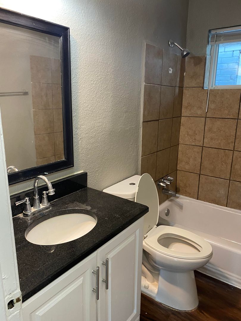 Dallas Apartment: 404 Andrews Ave