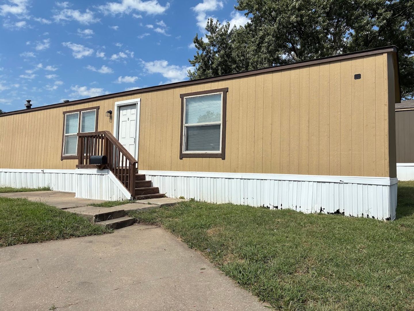 Topeka Apartment: 3831 SW South Park Ave