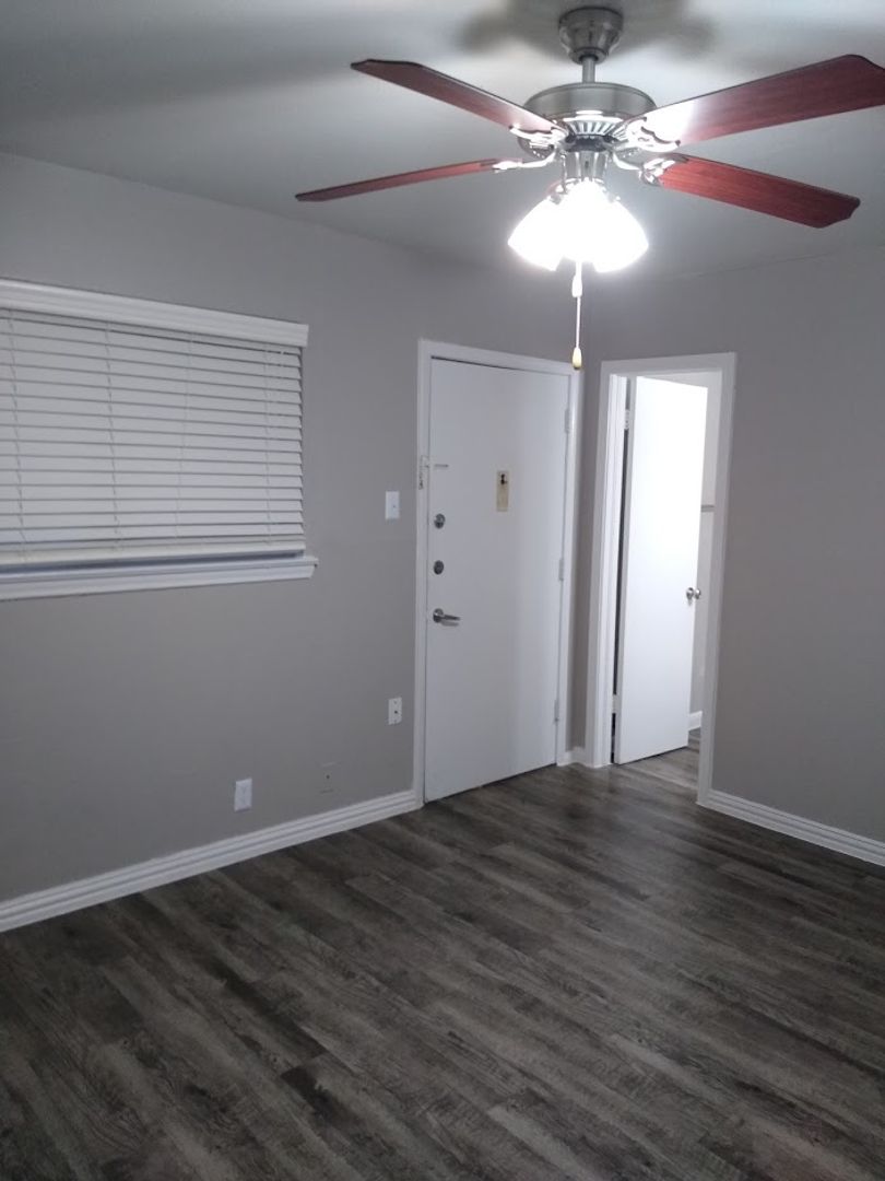 Carrollton Apartment: 1809 Cox St