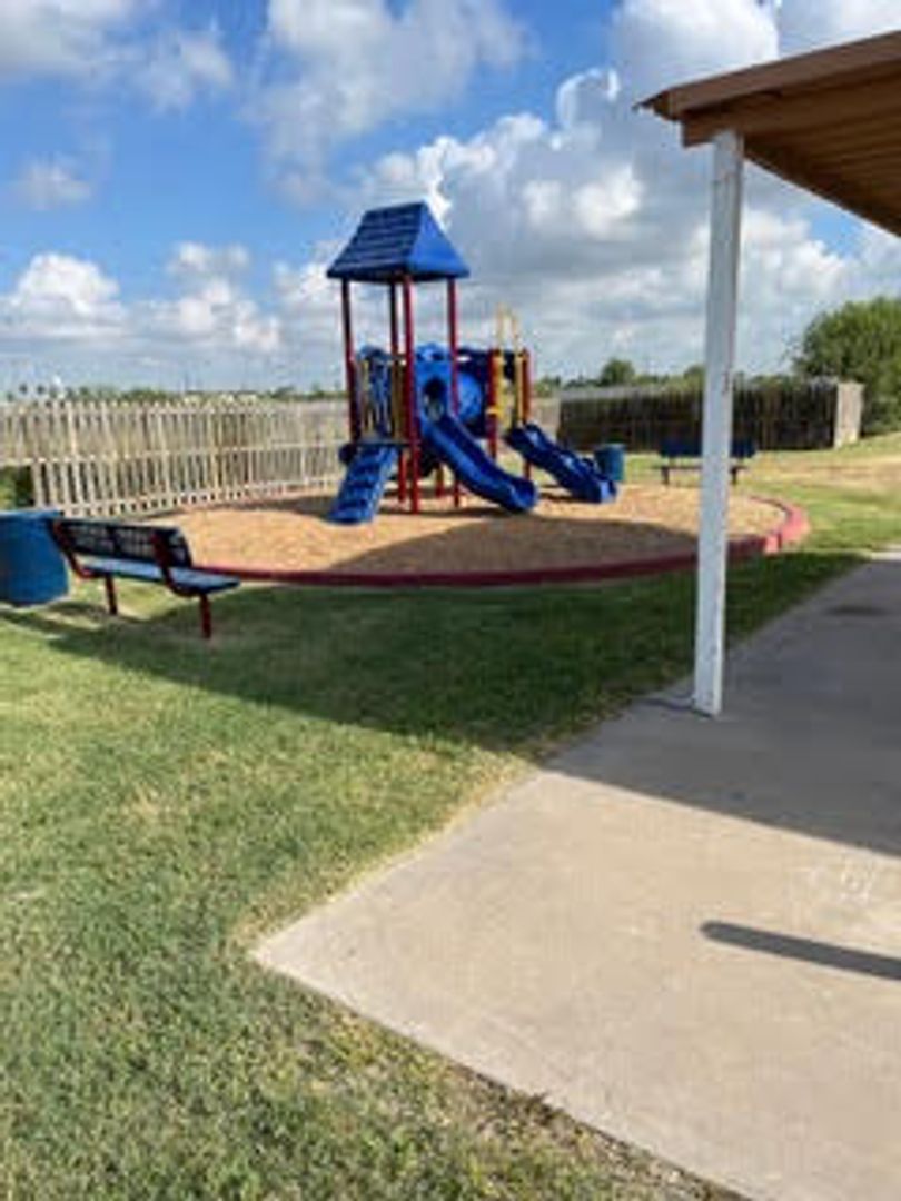 Alamo Apartment: 311 E Crockett Ave