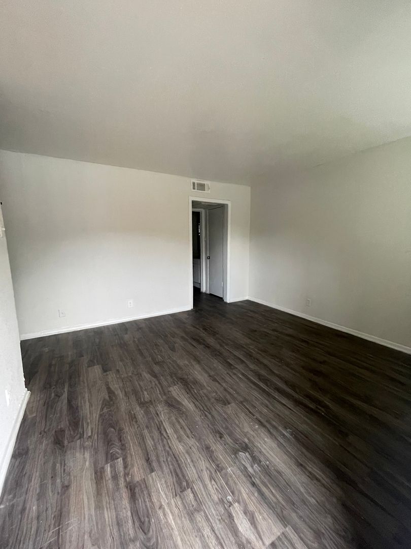 Dallas Apartment: 404 Andrews Ave