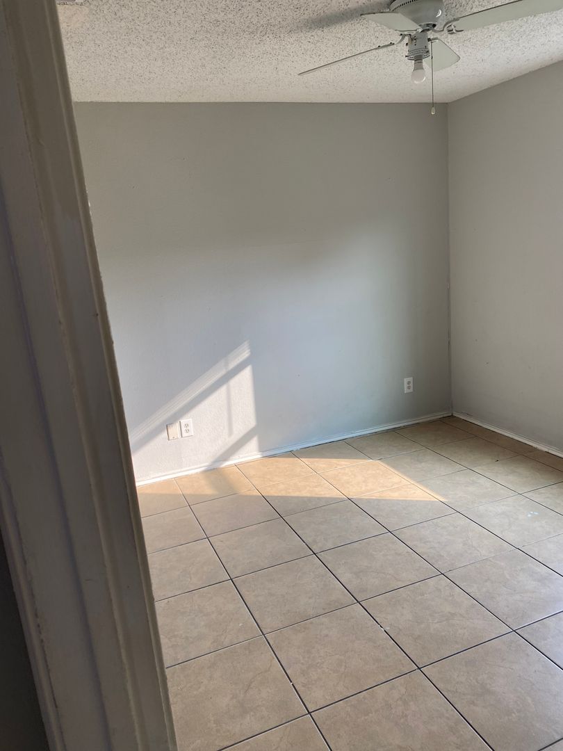 Alamo Apartment: 311 E Crockett Ave