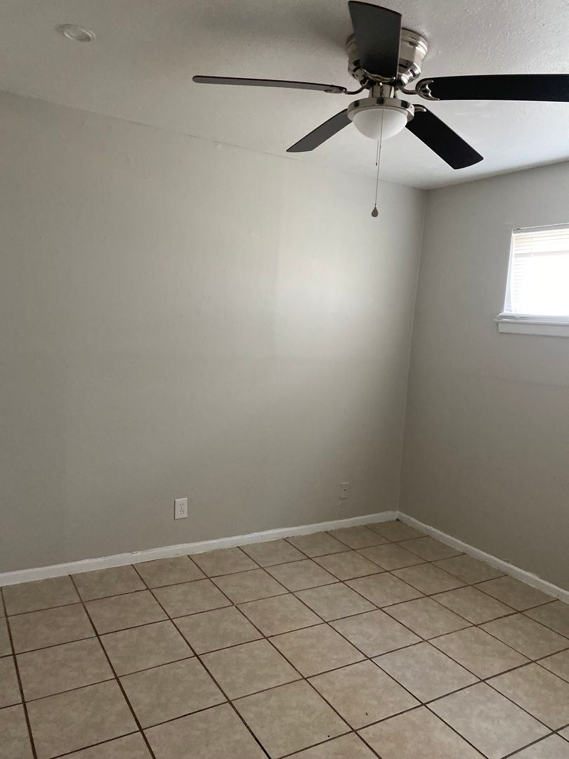 Dallas Apartment: 404 Andrews Ave