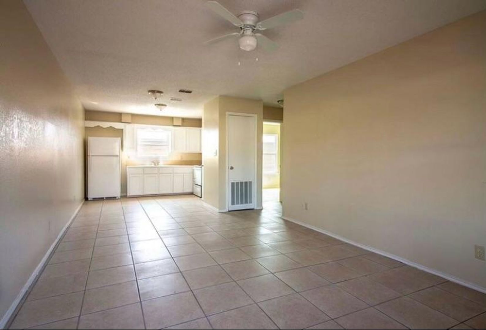 Alamo Apartment: 311 E Crockett Ave