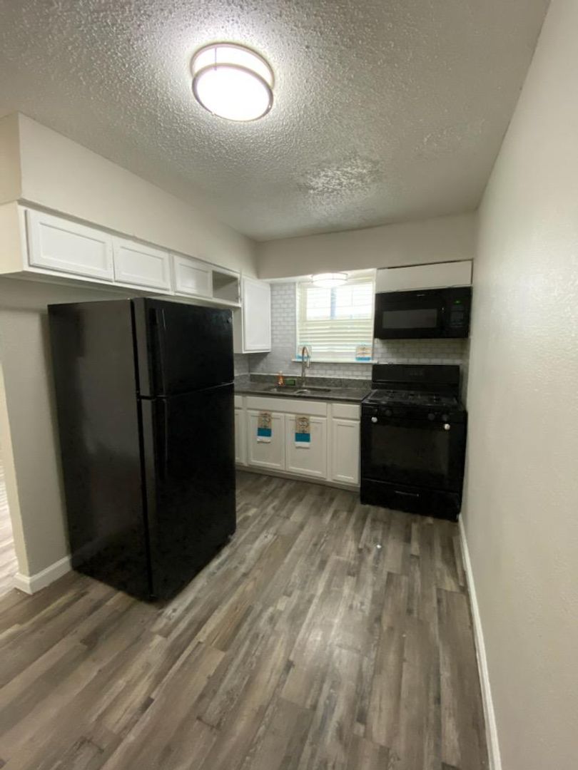 Dallas Apartment: 404 Andrews Ave