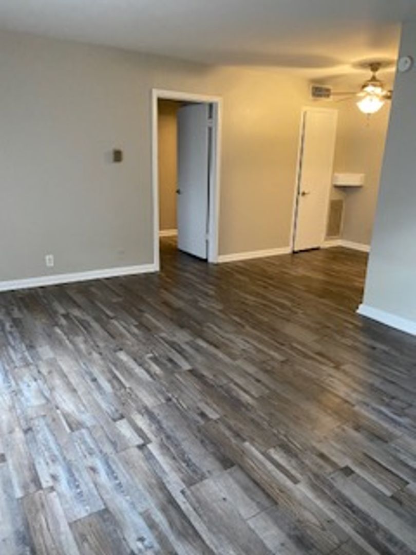 Carrollton Apartment: 1809 Cox St