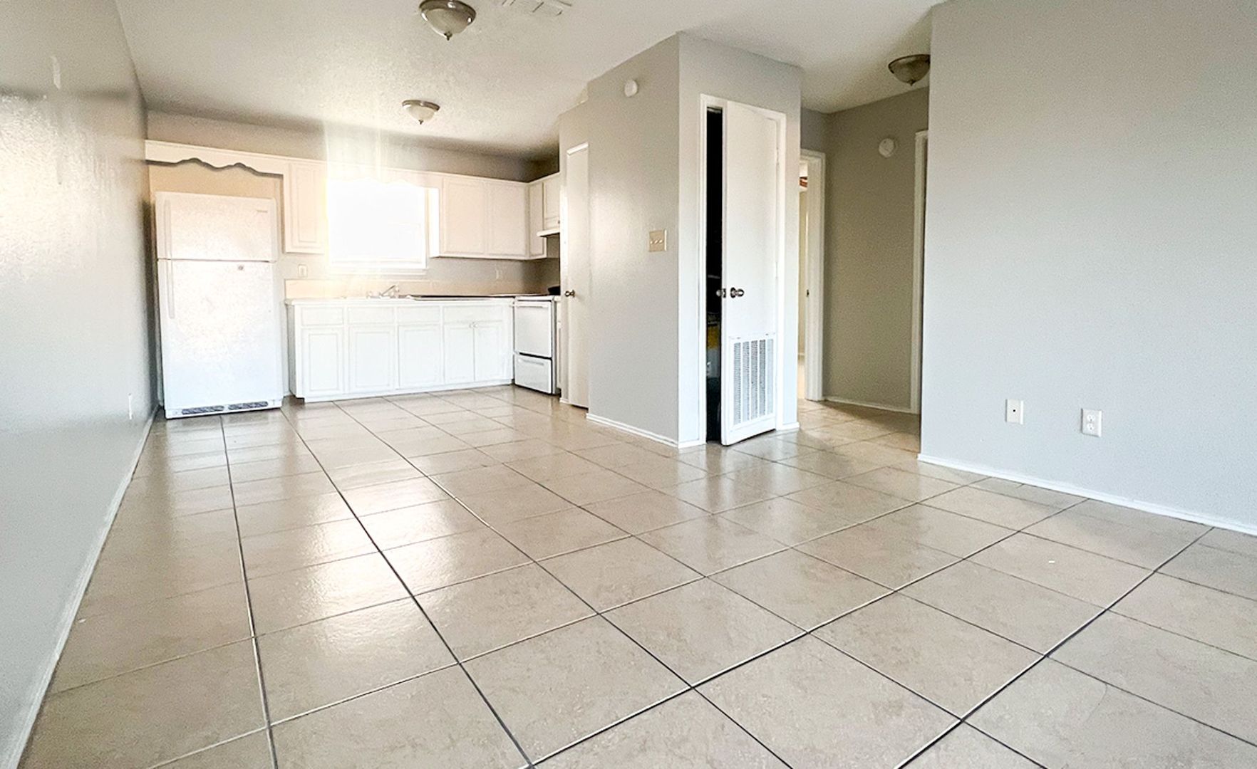 Alamo Apartment: 311 E Crockett Ave