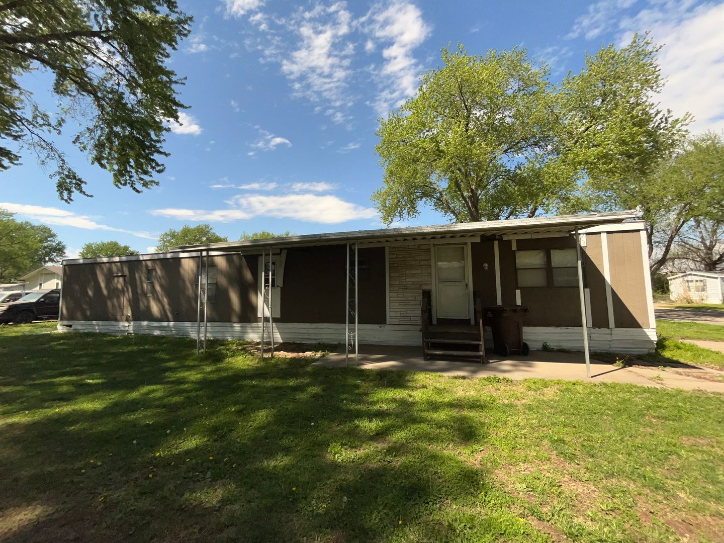 Topeka Apartment: 195 NE Coachlight Drive