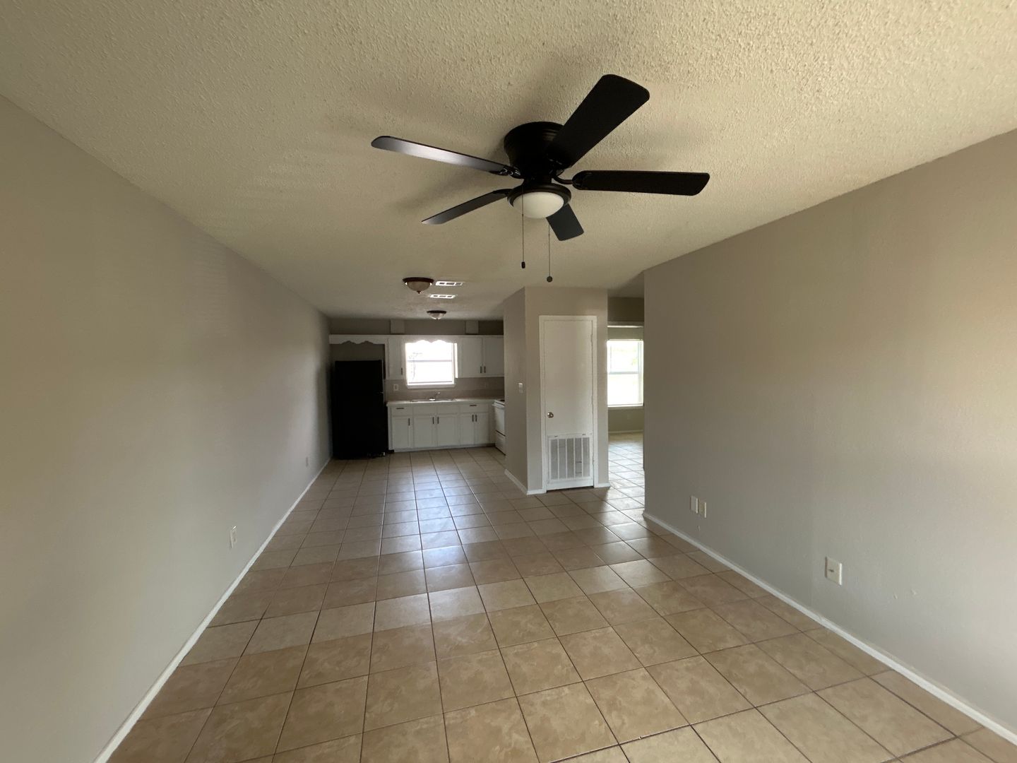 Alamo Apartment: 311 E Crockett Ave