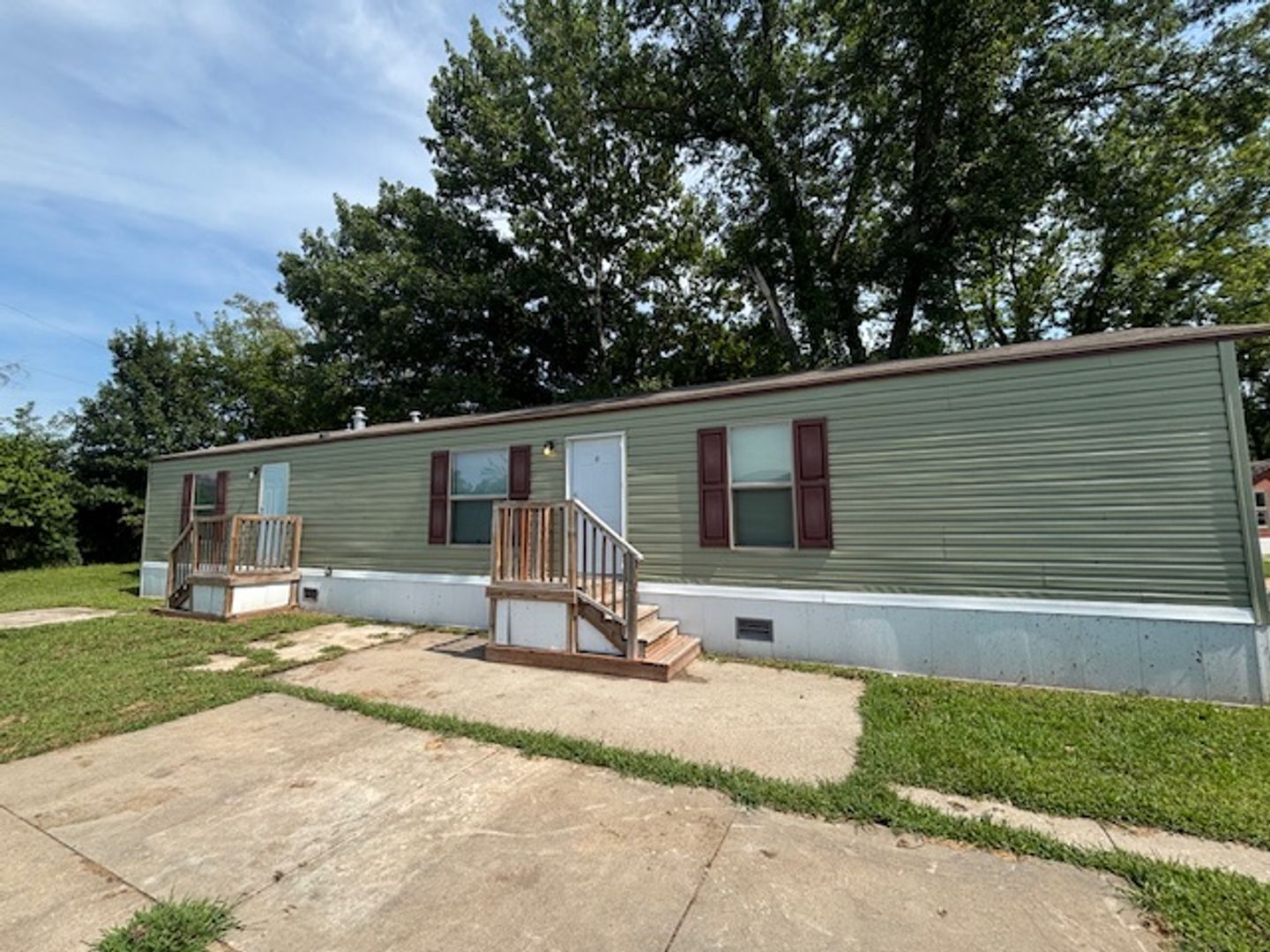 Topeka Apartment: 195 NE Coachlight Drive