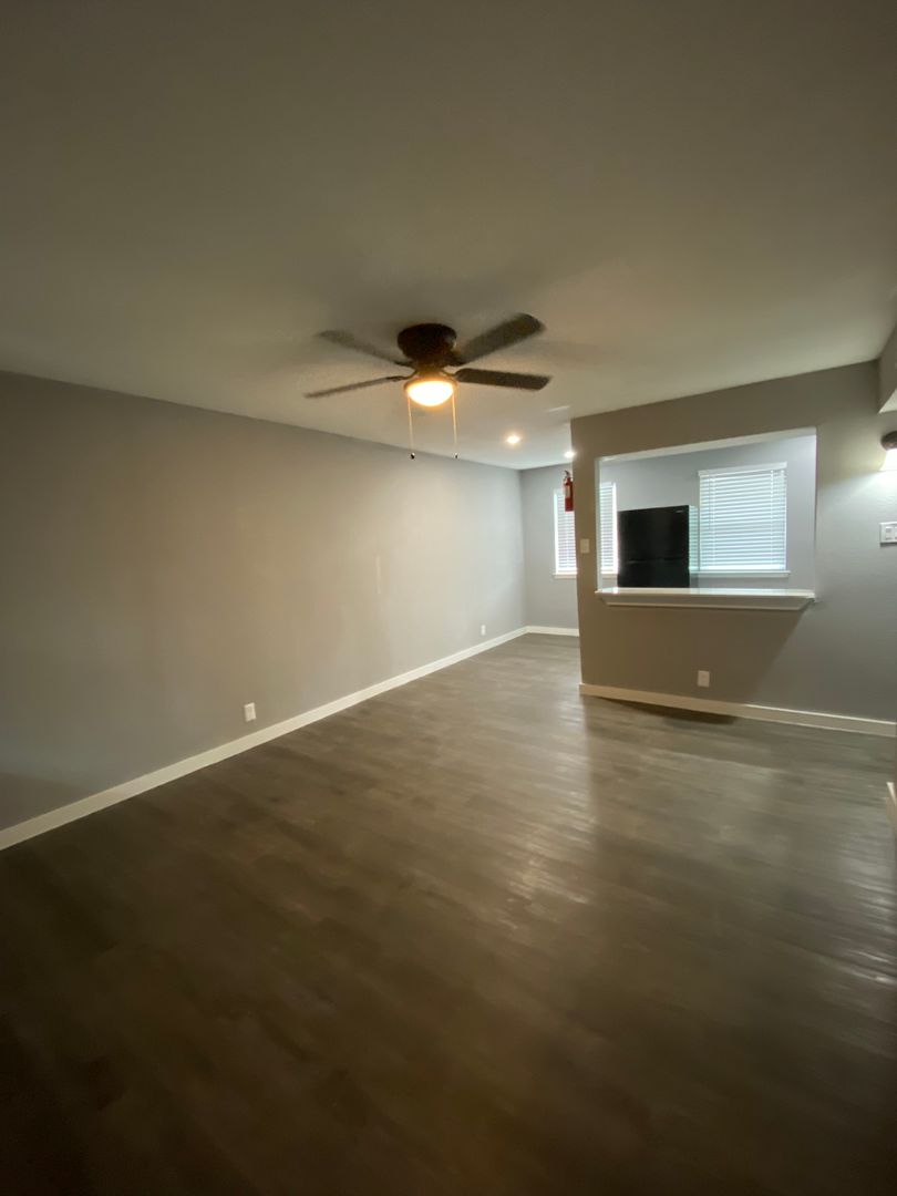 Dallas Apartment: 404 Andrews Ave