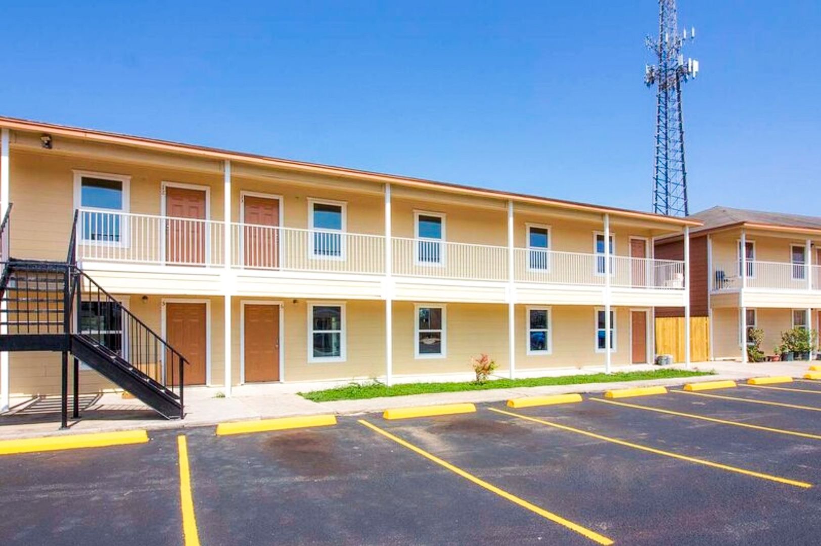 Alamo Apartment: 311 E Crockett Ave