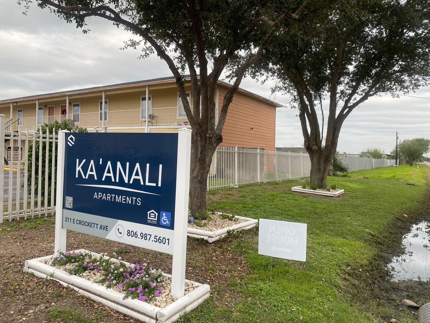 Alamo Apartment: 311 E Crockett Ave