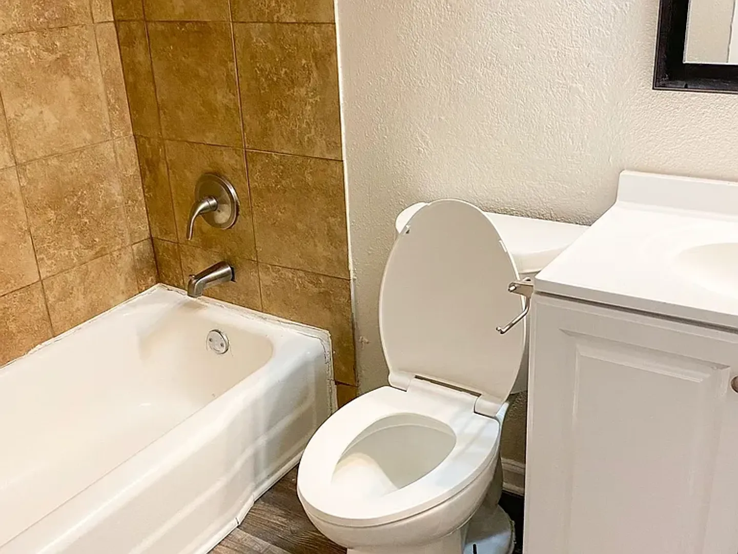 Carrollton Apartment: 1809 Cox St