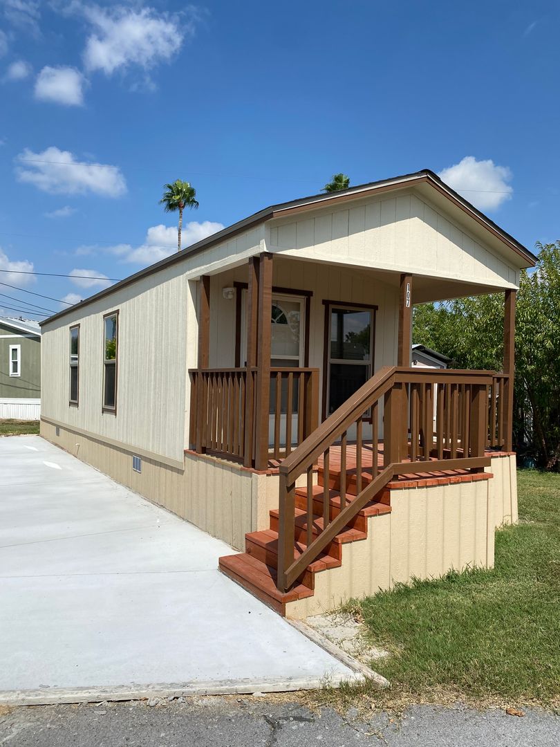 Mission Apartment: 1901 N Glasscock Rd