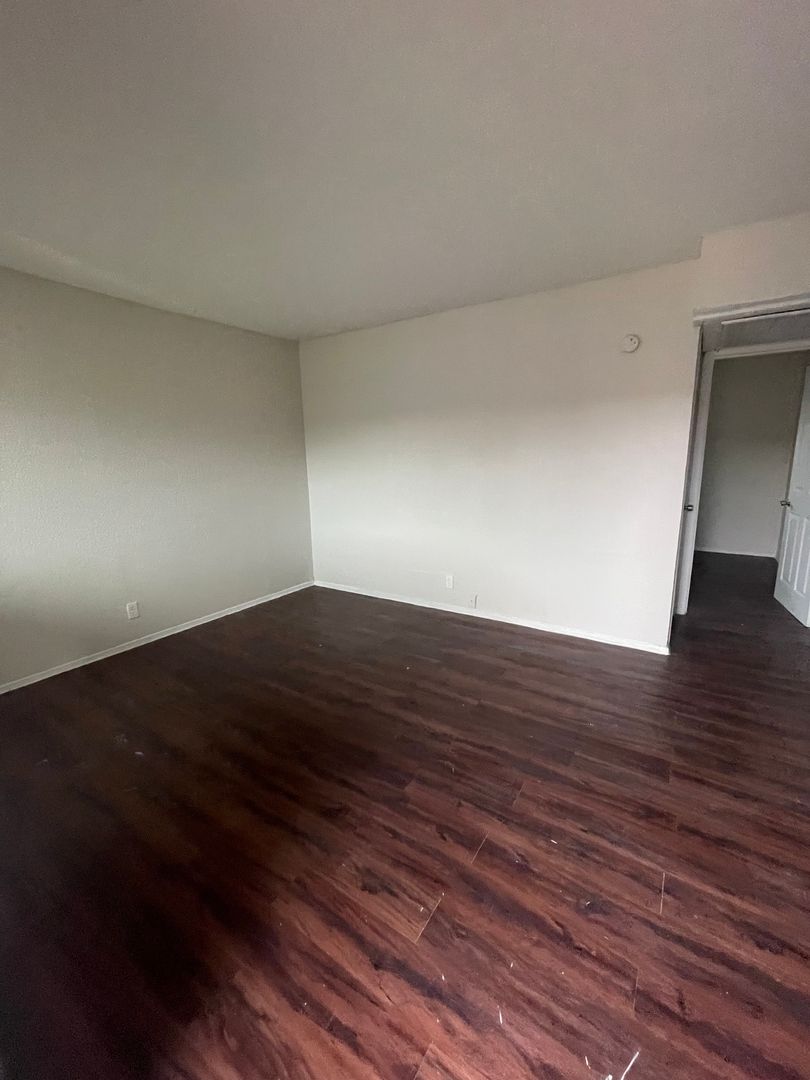 Dallas Apartment: 404 Andrews Ave