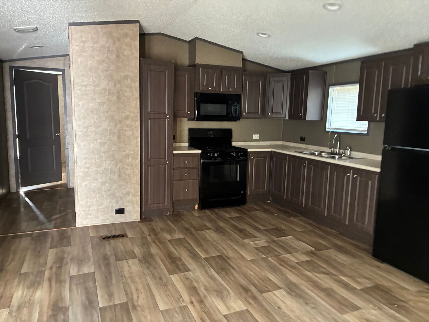 Topeka Apartment: 3831 SW South Park Ave