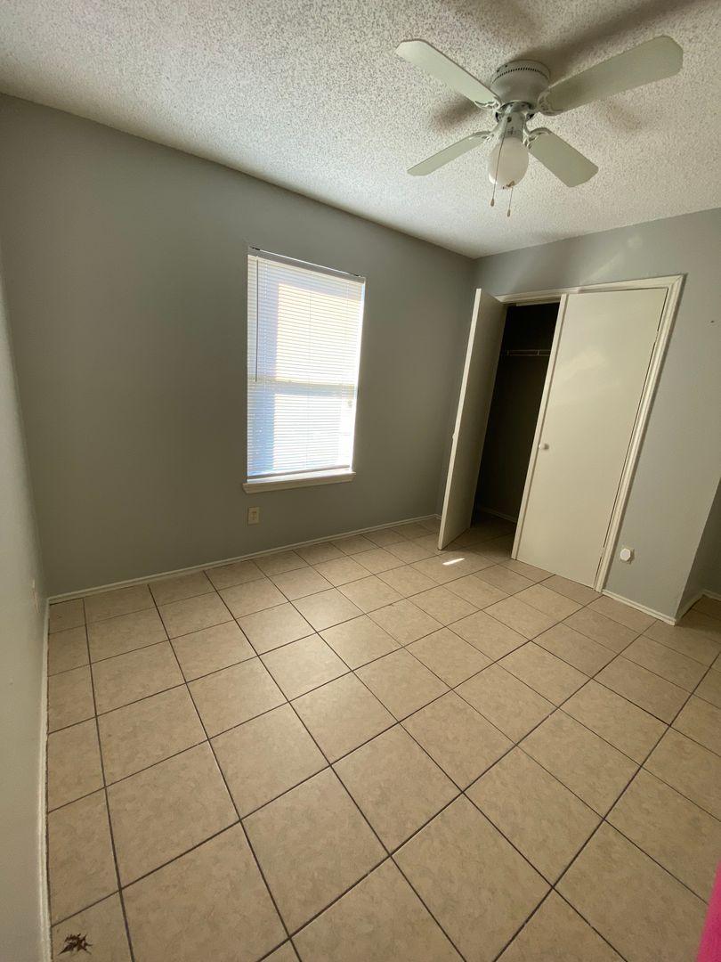 Alamo Apartment: 311 E Crockett Ave